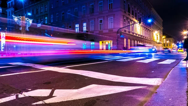 Provoz v Budapešti v noci — Stock fotografie